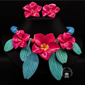Vintage Hibiscus Flower Bright Hawaiian Style Painted Wooden Necklace Set